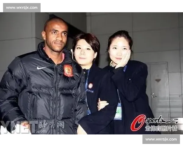 盐城球迷凯旋高铁站沸腾 鹿鸣欢歌致谢苏州 盐城球迷凯旋高铁站沸腾 鹿鸣欢歌致谢苏州